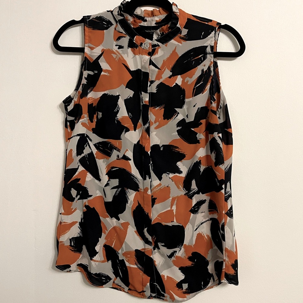 Banana Republic Sleevless Button Down Top